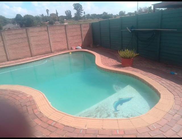 4 BEDROOM HOUSE FOR SALE IN CASTLEVIEW